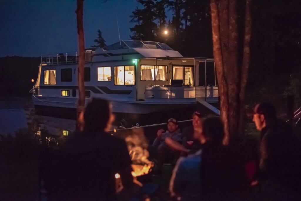 lake houseboat tour